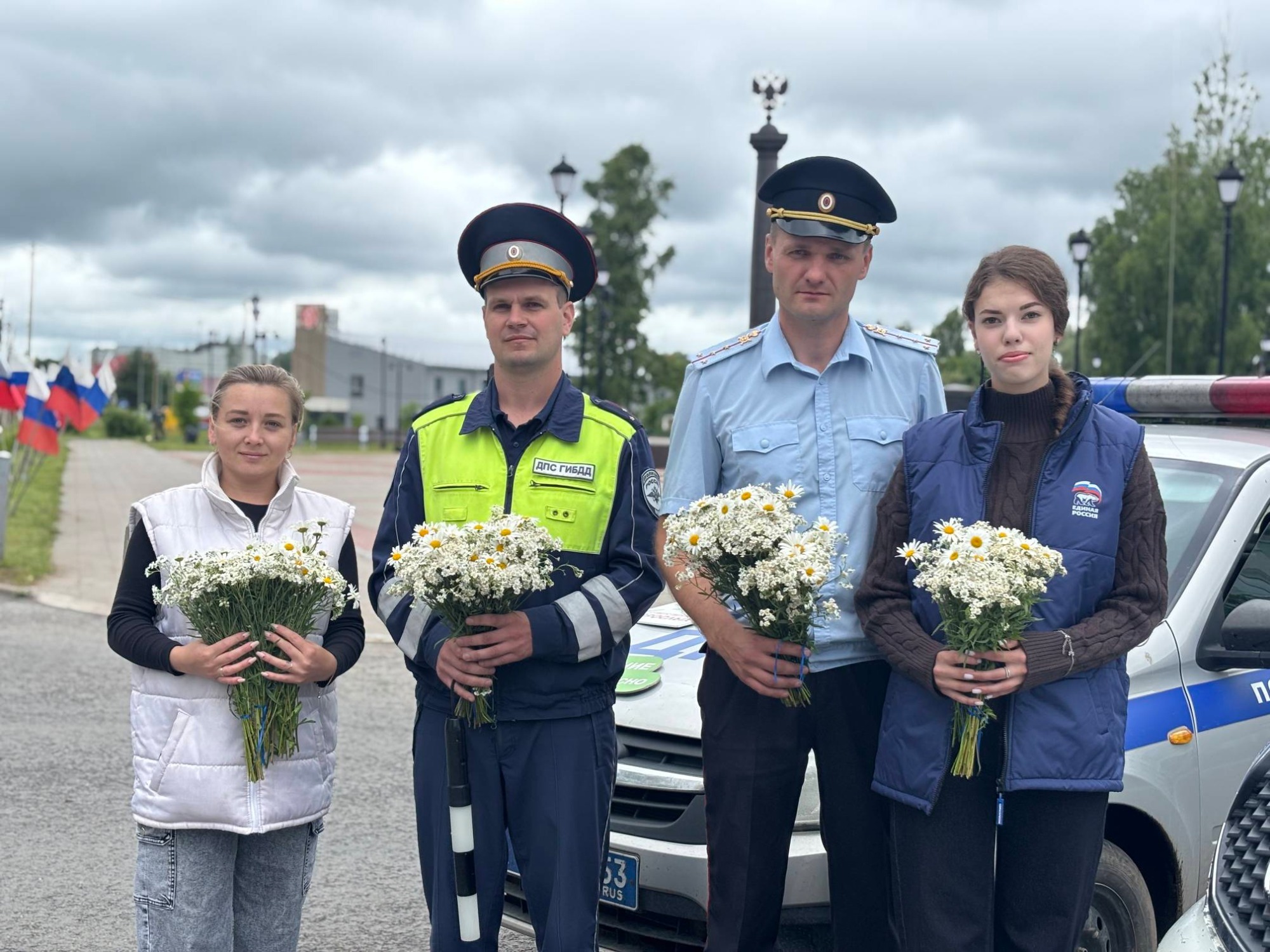 Сотрудники Госавтоинспекции совместно с отделом молодёжной политики и активистами МО "Молодая гвардия Единой России" поздравили участников дорожного движения с Днем семьи, любви и верности.