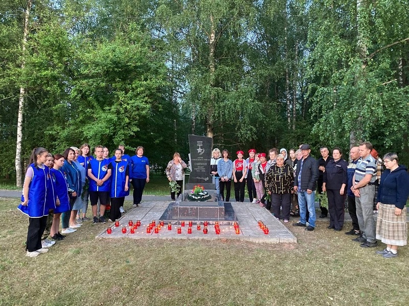 Ко Дню памяти и скорби в парке села прошла Всероссийская акция &quot;Свеча памяти&quot;..