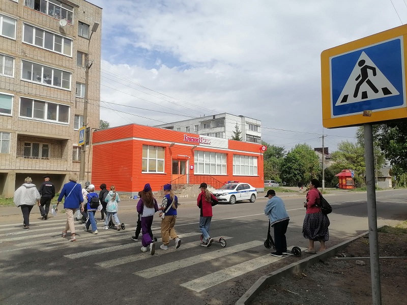 В Старой Руссе, Холме и Поддорье прошла акция «Осторожно! Самокат!», приуроченная ко Дню защиты детей.