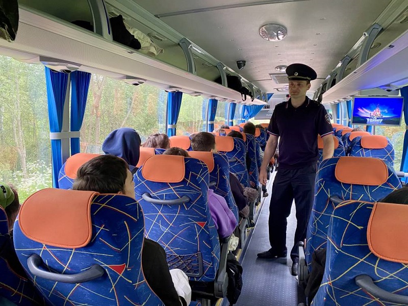 В рамках профилактического мероприятия «Автобус» сотрудники Госавтоинспекции МОМВД России «Старорусский» сотрудники Госавтоинспекции провели проверки технического состояния автобусов, осуществляющих перевозку несовершеннолетних пассажиров.