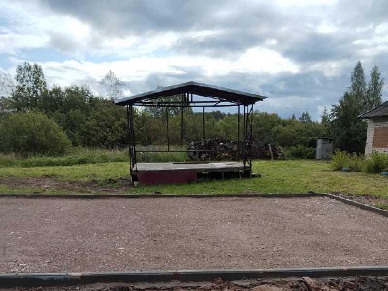 В рамках проекта территориального общественного самоуправления в с. Масловское подрядчик начал работу по благоустройству территории возле дома культуры.