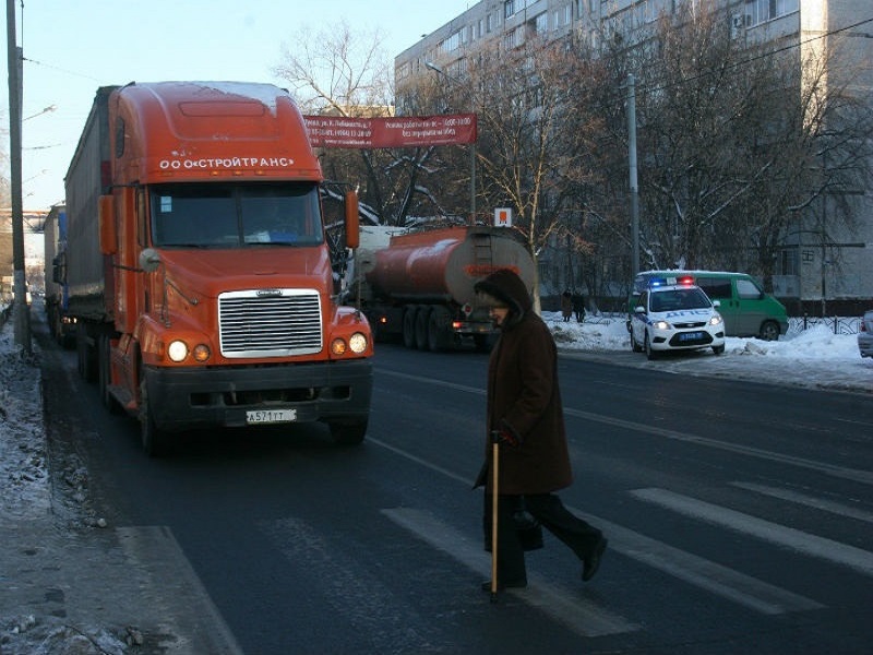 Водители! Относитесь с пониманием к пожилым пешеходам!.