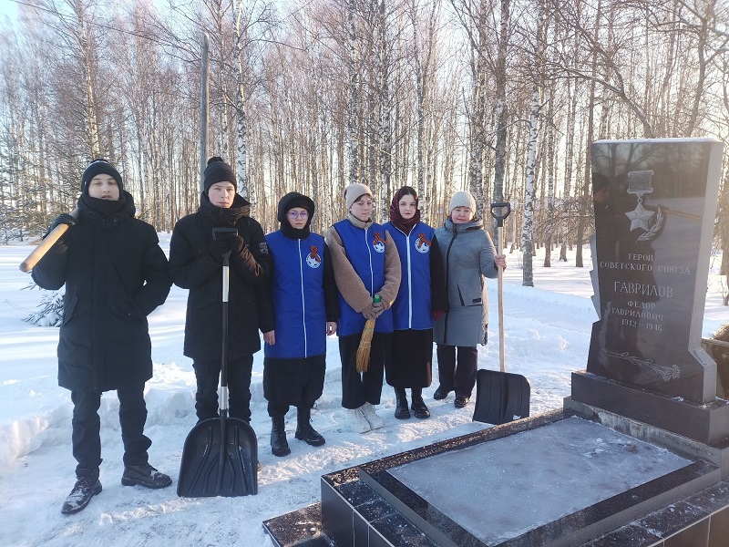 Сегодня участники волонтерских объединений &quot;Волонтеры Победы&quot; и &quot;Открытые сердца&quot; убрали от снега территорию возле могилы Героя Советского Союза Федора Гавриловича Гаврилова в парке нашего села.