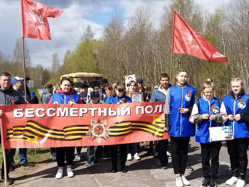 Акция «Бессмертный полк» прошла в День Победы на воинском захоронении &quot;Самбатово&quot;.