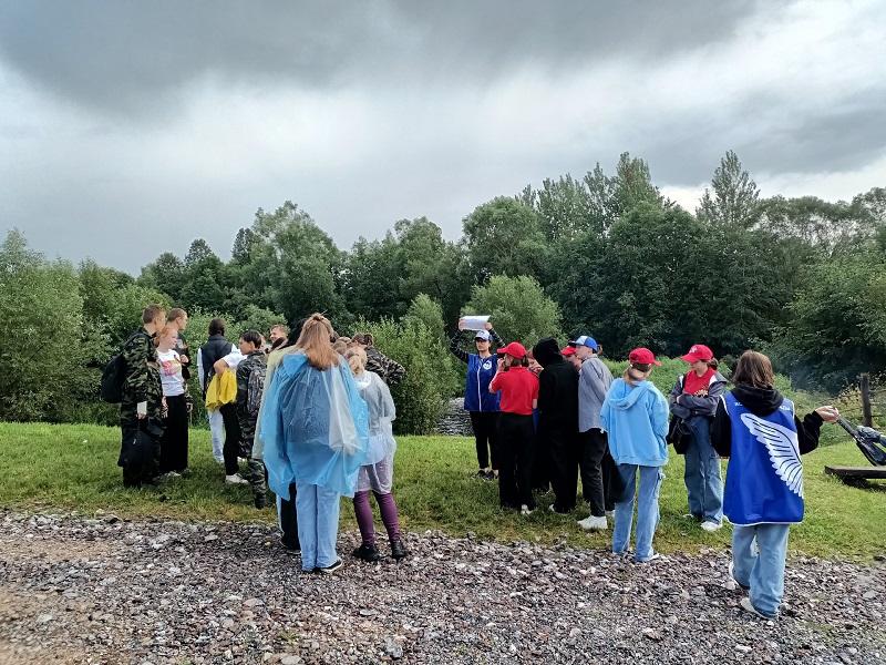 В День партизанского края сотрудники областного Дома молодежи, добровольцы регионального отделения Волонтеров Победы подключились к организации праздничного мероприятия в музейном комплексе «Партизанский край» с. Белебелка.