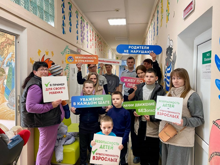 Сотрудники Госавтоинспекции МОМВД России «Старорусский» в детской поликлинике ГОБУЗ "Старорусскую ЦРБ" провели встречу с родителями. Сотрудники Госавтоинспекции МОМВД России «Старорусский» в детской поликлинике ГОБУЗ "Старорусскую ЦРБ" провели встречу с родителями.