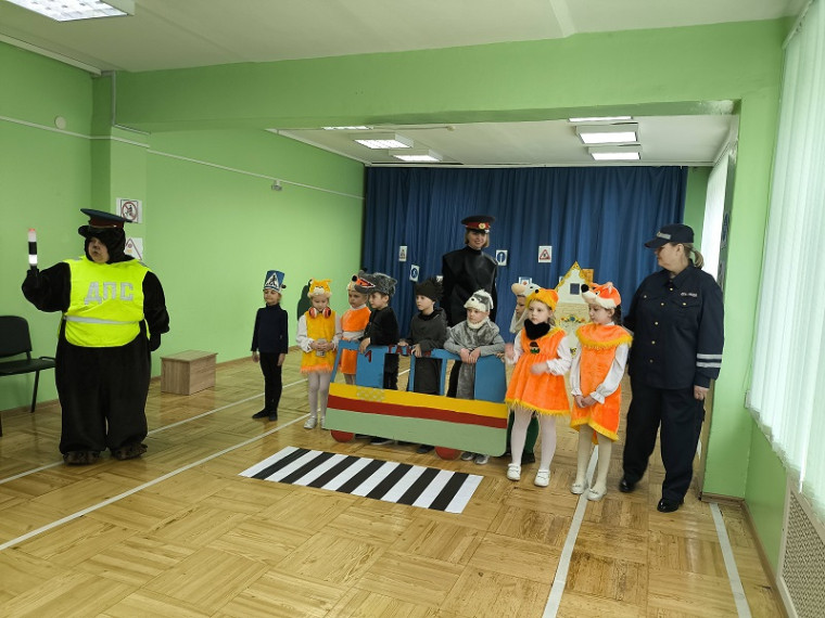 Театральная постановка по изучению правил дорожного движения «Мишка на посту». Театральная постановка по изучению правил дорожного движения «Мишка на посту».